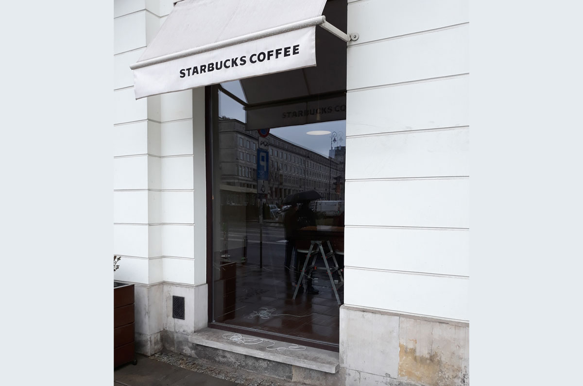 Read more about the article Starbucks Coffee w Warszawie – Naprawa szyb w drewnianych witrynach okiennych.