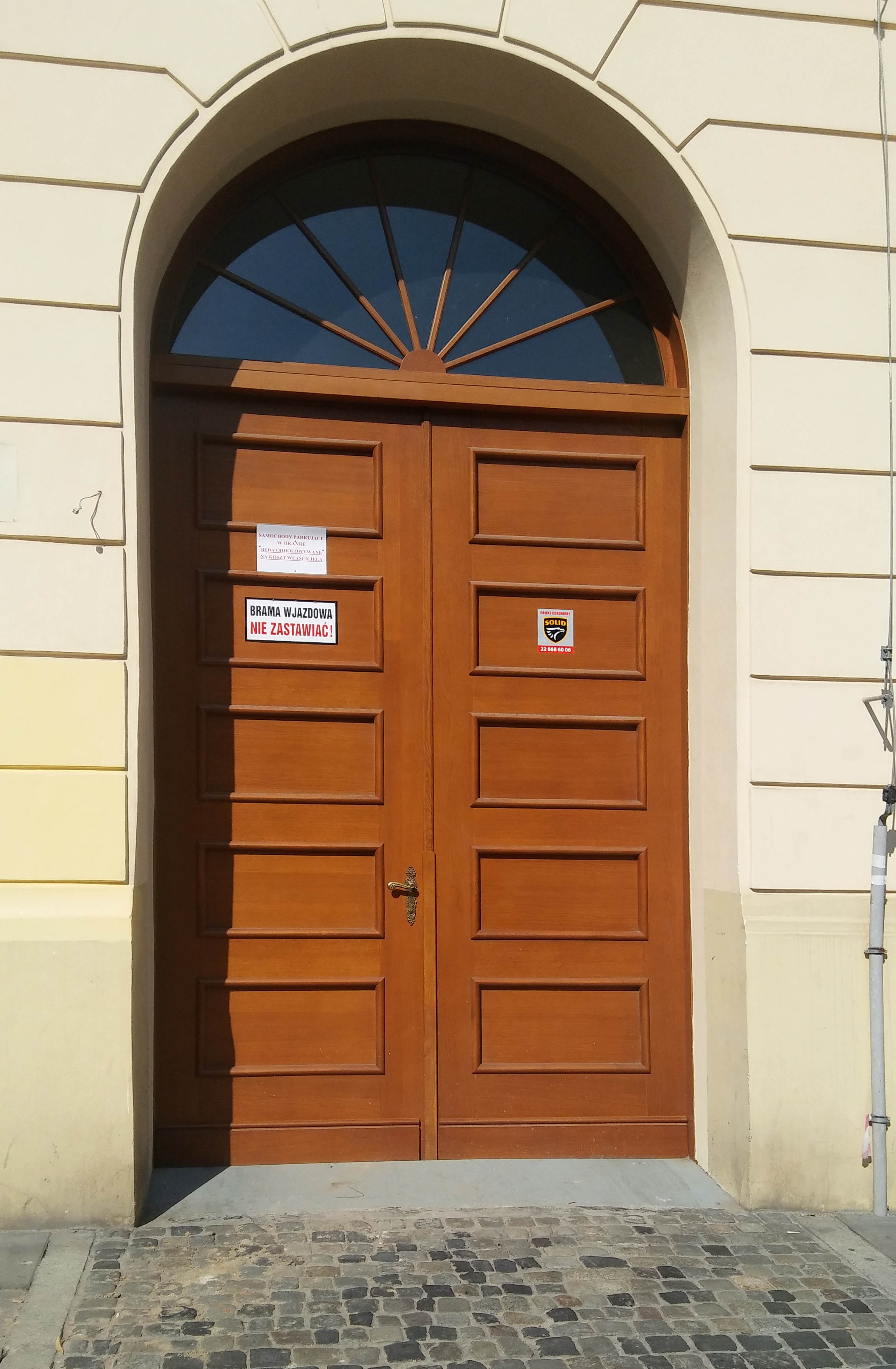 Read more about the article 19 – Serwis – Odtworzenie bramy wjazdowej wykonanej z drzewa dębowego do kamienicy.